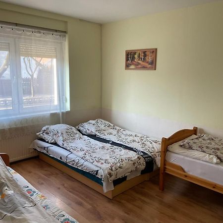 Red Locomotive Apartment Budapest Esterno foto
